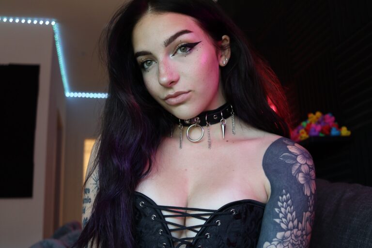 Raven Goes Wild – Raven Grey Official